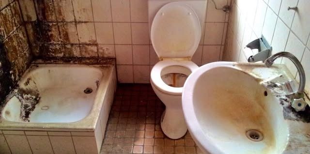 Badezimmer vorher mit Schimmel und Kalk