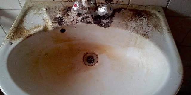 Waschbecken vorher stark verschmutzt
