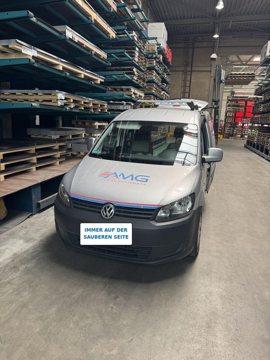AMG-Firmenwagen im Einsatz in einer Industriehalle